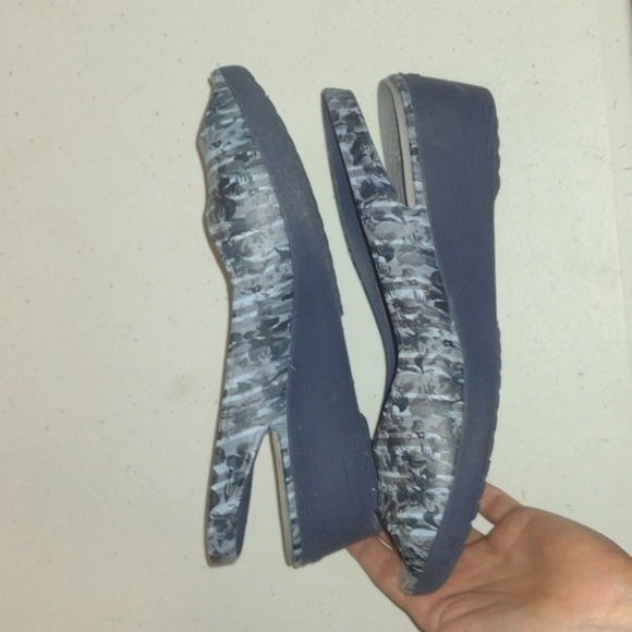 CROCS Women's "MABYN" Stripe Floral Mini Wedge Slingback Sandals size 6 peeptoe - Picture 6 of 9